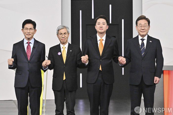 [서울=뉴스핌] 국회사진취재단 = 이재명 더불어민주당(오른쪽부터), 이준석 개혁신당, 권영국 민주노동당, 김문수 국민의힘 대선 후보가 중앙선거방송토론위원회 주관으로 18일 서울 상암동 SBS 프리즘센터 스튜디오에서 열린 제21대 대선 1차 후보자 토론회에서 기념촬영을 하고 있다. 2025.05.18 photo@newspim.com