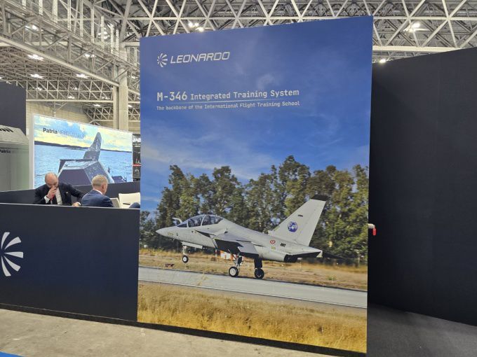 이탈리아 레오나르도가 제작한 M-346 고등훈련기. 러시아 야코블레프사가 개발한 고등훈련기 겸 경전투기 Yak-130을 모델로 했다. [사진=디펜스타임스]  2025.05.23 gomsi@newspim.com