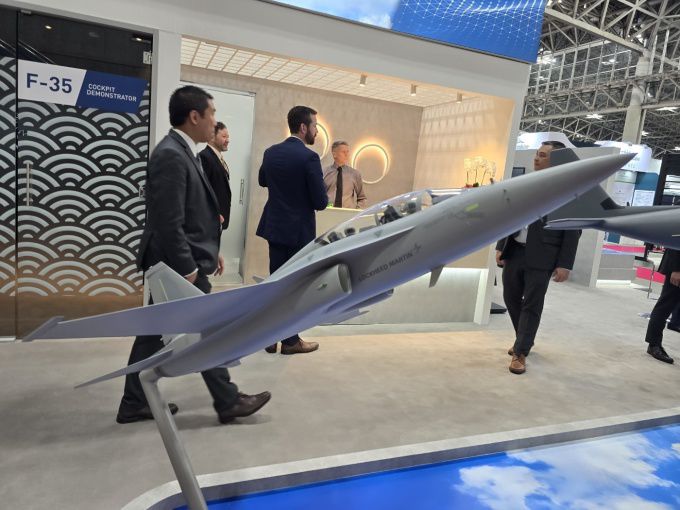 록히드마틴이 'DSEI JAPAN 2025'에 선보인 '일본형 T-50', TF-50을 부스에서 전시하고 있다. [사진=디펜스타임스] 2025.05.23 gomsi@newspim.com