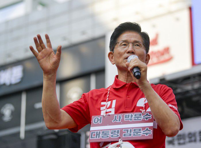 [광명=뉴스핌] 최지환 기자 = 국민의힘 김문수 대선 후보가 22일 경기 광명시 철산로데오거리에 마련된 유세차량에 올라 지지를 호소하고 있다. 2025.05.22 choipix16@newspim.com