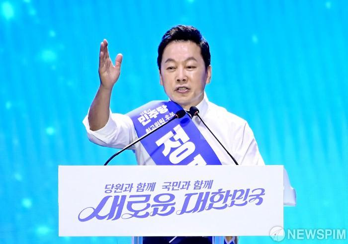 [서울=뉴스핌] 이형석 기자 = 정봉주 최고위원 후보가 18일 오후 서울 송파구 올림픽공원 KSPO 돔에서 열린 더불어민주당 제1차 정기전국당원대회에서 정견발표를 하고 있다. 2024.08.18 leehs@newspim.com