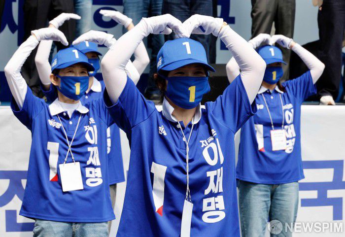 [구미=뉴스핌] 정일구 기자 = 더불어민주당 선거사무원들이 대통령 선거 공식 선거운동 이틀째인 13일 구미역 광장에서 율동을 하고 있다. 2025.05.13 mironj19@newspim.com