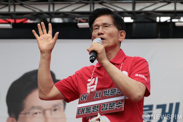 [광명=뉴스핌] 최지환 기자 = 김문수 국민의힘 대선 후보가 22일 오후 경기 광명시 철산로데오거리에서 열린 "내일은 더 밝을" 광명시 유세에서 지지를 호소하고 있다. 2025.05.22 choipix16@newspim.com