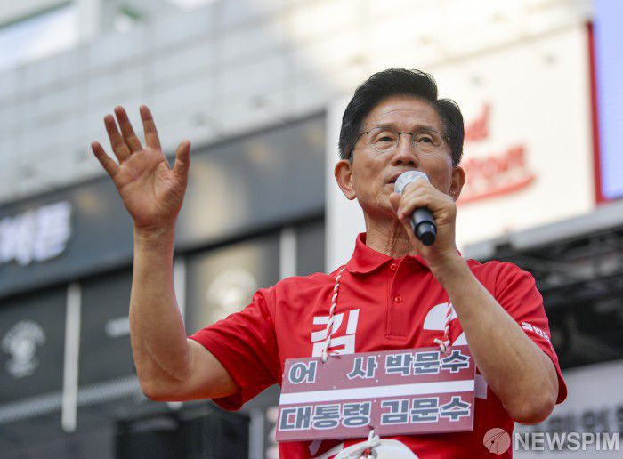[광명=뉴스핌] 최지환 기자 = 국민의힘 김문수 대선 후보가 22일 경기 광명시 철산로데오거리에 마련된 유세차량에 올라 지지를 호소하고 있다. 2025.05.22 choipix16@newspim.com