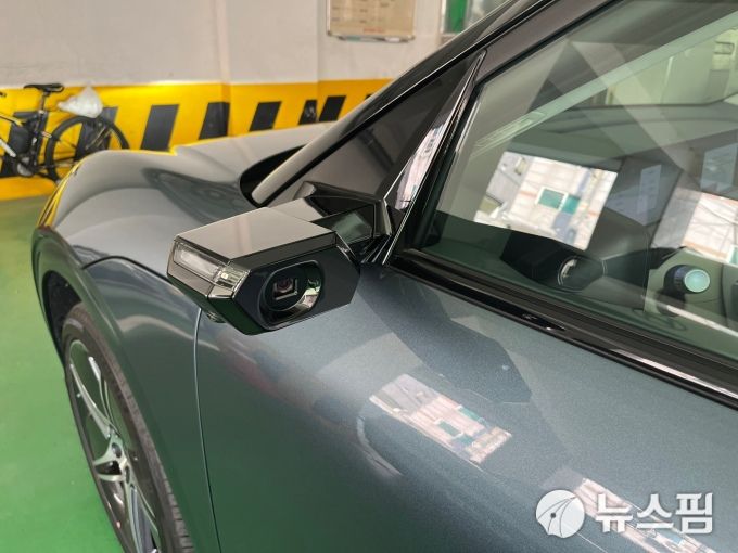 [서울=뉴스핌] 조수빈 기자 = 제네시스 GV60의 디지털 사이드 카메라. [사진=조수빈 기자] 2025.05.23 beans@newspim.com