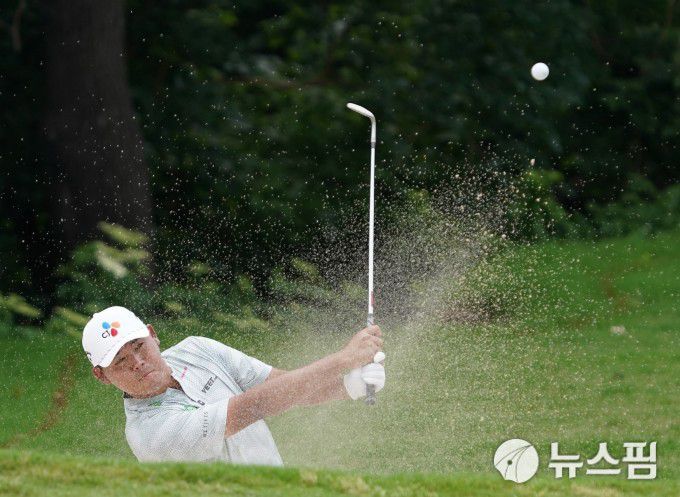 [포트워스 로이터 =뉴스핌] 박상욱 기자 = 김시우가 25일 PGA 투어 찰스 슈와브 챌린지 3라운드 11번홀에서 벙커샷을 하고 있다. 2025.5.25 psoq1337@newspim.com