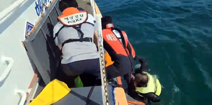 경북 울진해경이 25일 오후 3시13분쯤 영덕군 고래불해수욕장 인근 해상에서 수상오토바이를 타던 중 해상에 추락해 표류하던 남녀 2명을 구조하고 있다.[사진=울진해경]2025.05.25 nulcheon@newspim.com