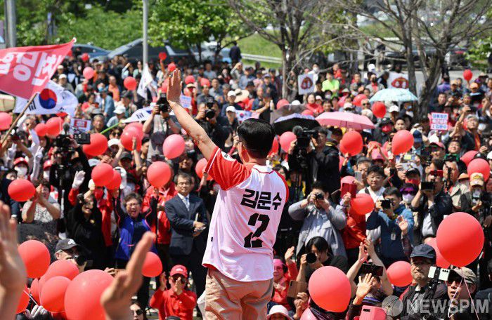[보령=뉴스핌] 최지환 기자 = 김문수 국민의힘 대선 후보가 25일 오후 충남 보령시 대천역 광장에서 열린 집중유세에서 시민들에게 지지를 호소하고 있다. 2025.05.25 choipix16@newspim.com