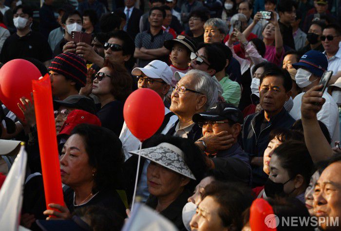 [당진=뉴스핌] 최지환 기자 = 김문수 국민의힘 대선후보 지지자들이 25일 충남 당진시장에서 김 후보의 연설을 듣고 있다. 2025.05.25 choipix16@newspim.com