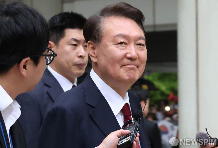 서울중앙지법 형사합의25부(재판장 지귀연)는 오는 26일 오전 10시15분 내란우두머리와 직권남용권리행사방해 혐의로 기소된 윤 전 대통령의 5차 공판기일을 진행한다. 사진은 윤 전 대통령이 지난 19일 4차 공판을 마친 뒤 법정을 나서는 모습. [사진=뉴스핌DB]