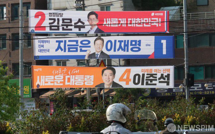 [서울=뉴스핌] 양윤모 기자 = 제21대 대통령 선거 공식 선거운동이 시작된 12일 오후 서울 관악구에 이재명 더불어민주당 대선후보와 김문수 국민의힘 대선후보, 이준석 개혁신당 대선후보의 현수막이 걸려있다. 2025.05.12 yym58@newspim.com