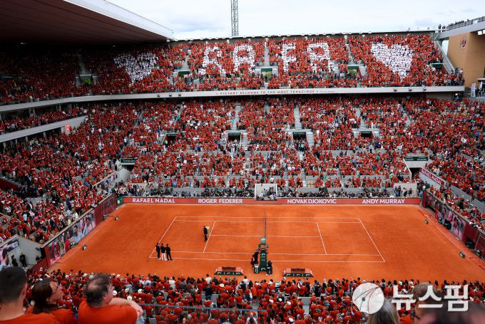[파리 로이터=뉴스핌] 장환수 스포츠전문기자= 라파엘 나달의 은퇴식이 열린 26일 프랑스 파리 롤랑가로스에 운집한 1만5000여명의 팬들. 2025.05.26 zangpabo@newspim.com