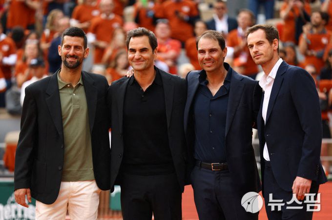 [파리 로이터=뉴스핌] 장환수 스포츠전문기자= 라파엘 나달의 은퇴식이 열린 26일 프랑스오픈 첫 날 파리 롤랑가로스에 왕년의 빅4가 총출동했다. 왼쪽부터 노바크 조코비치, 로저 페더러, 나달, 앤디 머리. 2025.05.26 zangpabo@newspim.com