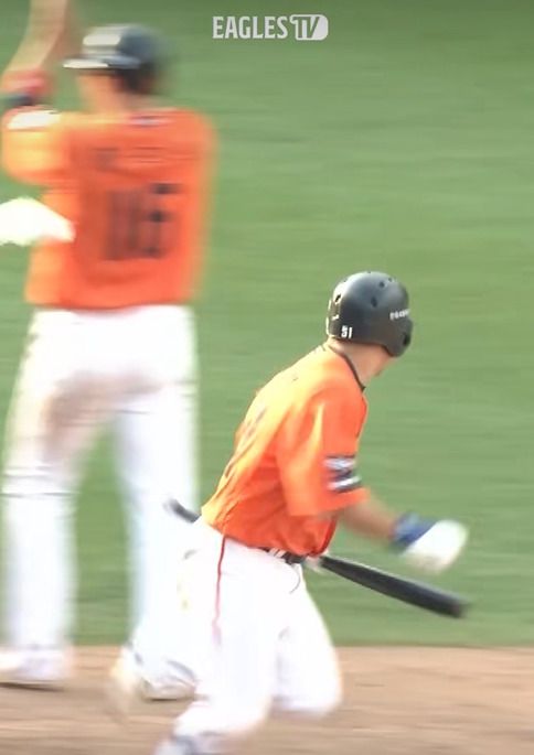 [서울=뉴스핌] 장환수 스포츠전문기자= 한화 문현빈(오른쪽)이 26일 롯데와 홈경기 연장 10회말 2사 만루에서 끝내기 밀어내기 볼넷을 얻은 뒤 1루 주자 하주석을추월해 2루로 달려가고 있다. [사진=이글스TV 화면 캡처] 2025.05.26 zangpabo@newspim.com