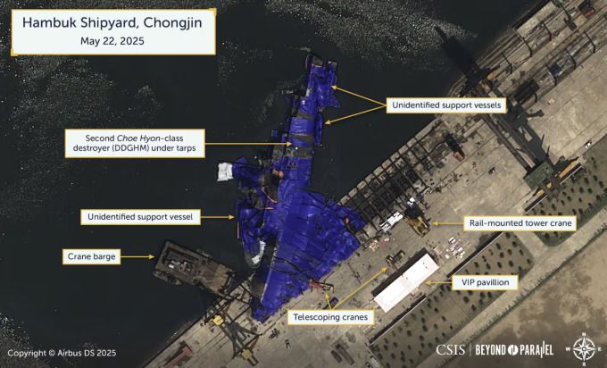 [서울=뉴스핌] 지난 21일 함북 청진조선소에서 진수식 행사 도중 사고가 발생해 전도된 북한 5000t급 신형 구축함의 모습. 북한 당국이 푸른색 위장막을 덮어놓았다. [사진=비욘드페럴렐] 이영종 통일전문기자 = 2025.05.25 yjlee@newspim.com