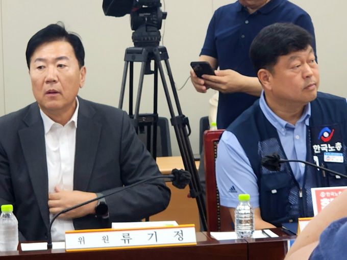 [세종=뉴스핌] 양가희 기자 = 최저임금위원회 사용자 위원 류기정 한국경영자총협회 전무(왼쪽)과 근로자 위원 류기섭 한국노총 사무총장(오른쪽)이 27일 정부세종청사에서 열린 최저임금위원회 제2차 전원회의에 참석해 서로 다른 방향을 보고 있다. 2025.05.27 sheep@newspim.com