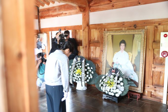 모친 영정에 참배하는 박근혜 전 대통령. [사진= 국민의힘 충북도당]2025.05.27 baek3413@newspim.com