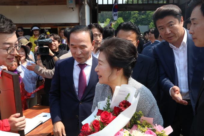 육영수 여사 생가에서 지지자들로 부터 꽃다발을 받고 엤는 박근혜 전 대통령.[사진=국민의힘 충북도당] 2025.05.27 baek3413@newspim.com
