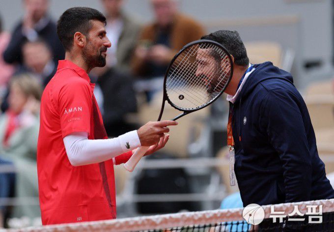 [파리 로이터 =뉴스핌] 박상욱 기자 = 조코비치가 27일 프랑스오픈 테니스 남자 단식 1회전 1세트 도중 주심에게 불만을 전하고 있다. 2025.5.27 psoq1337@newspim.com