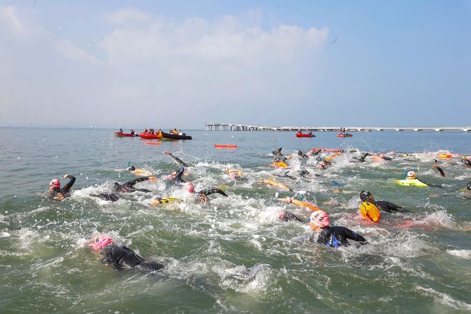 지난해 9월 거북섬에서 열린 제 13회 전국생활체육 장거리 핀수영대회. [사진=시흥시]