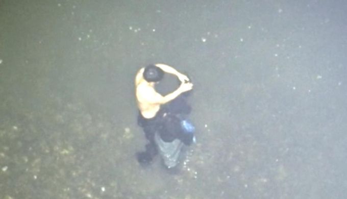 인천해경 경찰관이 해루질을 하다 바다에 빠진 여성을 구조하고 있다. [사진=인천해양경찰서]