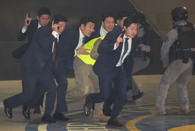 권총을 든 대통령경호처 요원들이 27일 서울 강서구 경호안전교육원에서 21대 대통령 취임식에 대비한 위기대응 종합조치 훈련을 하고 있다. 2025.5.28 [사진=대통령경호처]