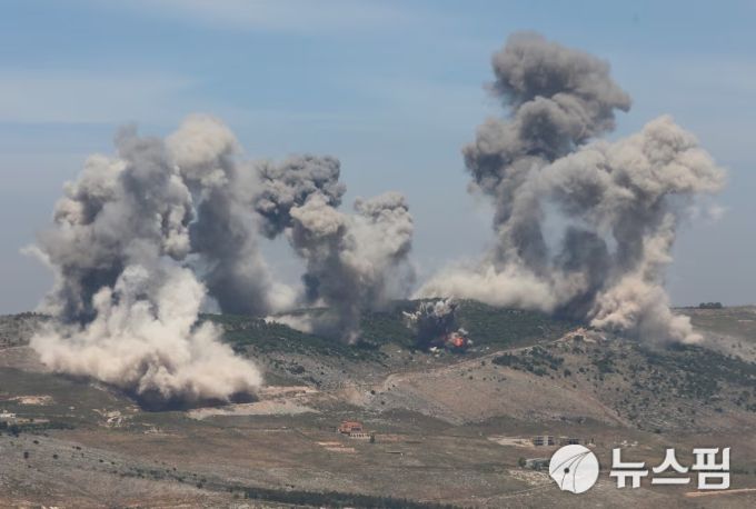 지난 8일(현지시간) 레바논 남부 한 마을에서 이스라엘 공습으로 연기가 피어오르고 있다. [사진=로이터 뉴스핌]