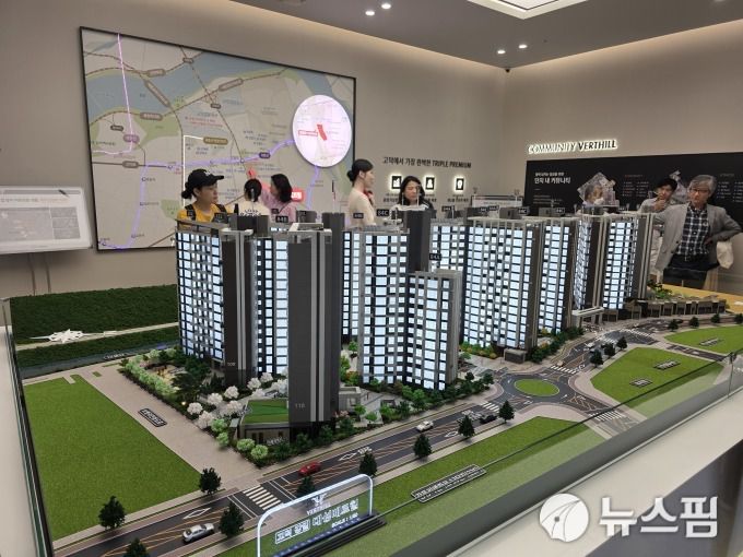 [서울=뉴스핌] 송현도 기자 = 1층에 마련된 고덕 강일 대성베르힐 단지 모형. 2025.05.29 dosong@newspim.com