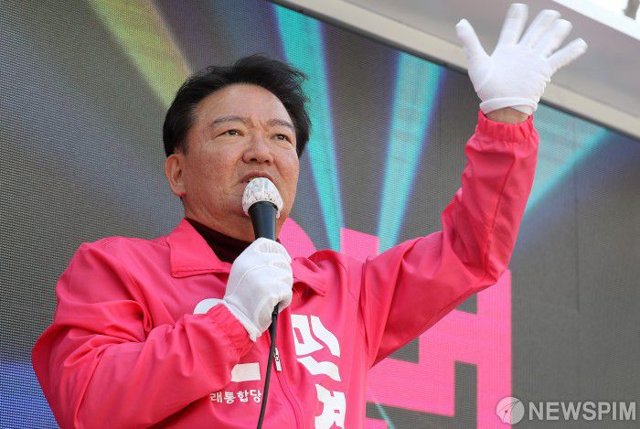 코로나19 자가격리 조치를 위반한 혐의로 기소된 민경욱 전 미래통합당 의원이 29일 대법원에서 벌금 70만원에 집행유예 1년을 확정받았다. 사진은 민 전 의원이 2020년 4월 14일 제21대 국회의원 선거를 앞두고 유세를 하는 모습. [사진=뉴스핌DB]