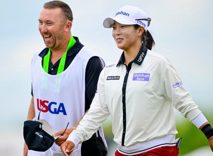 임진희가 밝은 표정을 지으며 캐디와 함께 18번홀 페어웨이를 걷고 있다. [사진=US여자오픈 홈페이지]