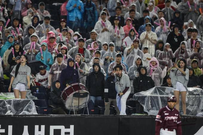 [서울=뉴스핌] 장환수 스포츠전문기자= 비가 내리는 가운데서도 키움을 열렬히 응원하는 홈팬들. [사진=키움] 2025.05.30 zangpabo@newspim.com