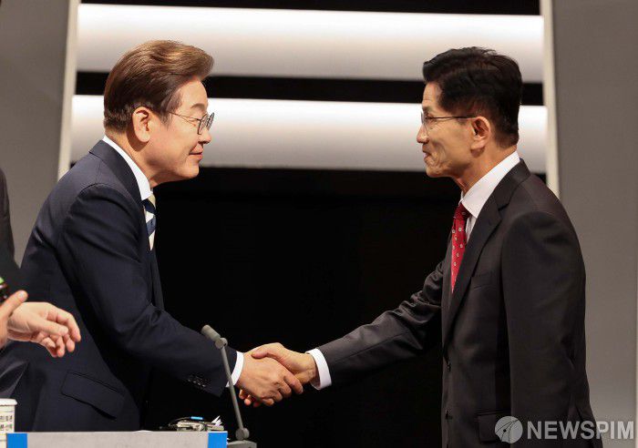 [서울=뉴스핌] 국회사진기자단 = 23일 서울 영등포구 여의도 KBS 스튜디오에서 열린 중앙선거방송토론위원회 주관 제21대 대통령선거 후보자 토론회에 앞서 더불어민주당 이재명 대선후보(왼쪽)와 국민의힘 김문수 대선후보가 인사를 나누고 있다. 2025.05.23 photo@newspim.com