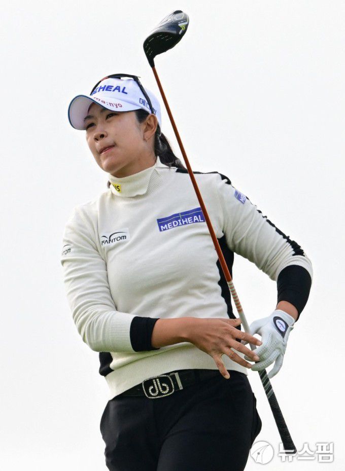 [위스콘신 로이터 =뉴스핌] 박상욱 기자 = 김아림이 30일 US여자오픈 1라운드 10번홀에서 티샷한 뒤 공의 궤적을 쳐다보고 있다. 2025.5.30 psoq1337@newspim.com