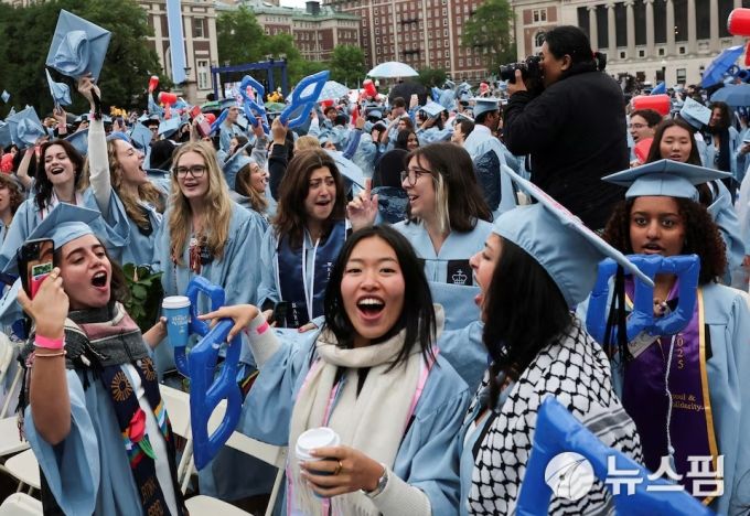 지난 21일(현지시간) 미국 뉴욕 컬럼비아 대학교에서 열린 졸업식. [사진=로이터 뉴스핌]