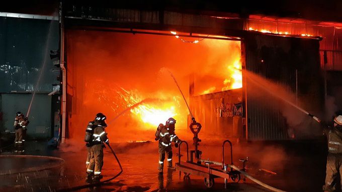 30일 오후 11시41분쯤 영천시 도남동의 한 폐기물재활용공장에서 원인을 알 수 없는 화재가 발생해 경북소방 당국이 '대응1단계'를 발령하고 밤샘 진화에 나서 31일 오전 6시28분 기준 70%의 진화율을 보이고 있다.[사진=경북소방본부]2025.05.31 nulcheon@newspim.com