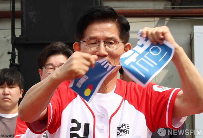 [강릉=뉴스핌] 최지환 기자 = 김문수 국민의힘 대선후보가 31일 오후 강원 강릉시 중앙시장 앞에서 열린 집중유세 현장에서 이재명 후보와 부인 김혜경 여사의 법인카드 유용 의혹을 비판하는 퍼포먼스를 하고 있다. 2025.05.31 choipix16@newspim.com