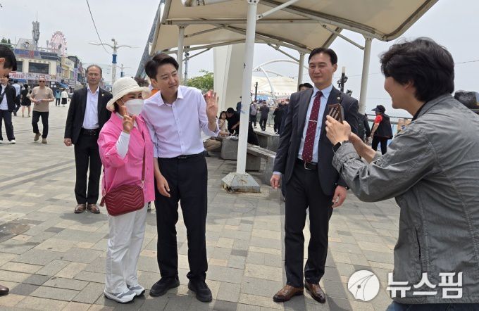 [인천=뉴스핌] 신정인 기자 = 이준석 개혁신당 대통령 후보가 31일 오전 인천 중구 월미도선착장 앞에서 도보유세 중 시민과 기념사진을 찍고 있다.  2025.05.31 allpass@newspim.com