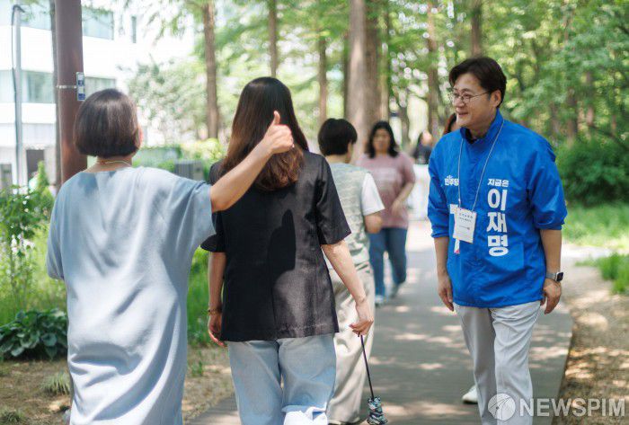 [서울=뉴스핌] 윤창빈 기자 = 홍익표 더불어민주당 서울특별시당 서초구을지역위원회 위원장이 29일 오후 서울 서초구 양재천에서 도보유세를 하며 이재명 대통령 후보의 지지를 호소하고 있다. 2025.05.29 pangbin@newspim.com