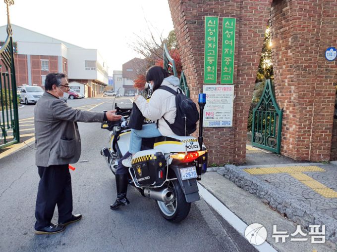 제주자치경찰 싸이카로 대학수학능력시험이 실시된 제주신성여고 정문앞에 도착한 수험생[사진 : 제주자치경찰단 제공]   2021.11.18 tcnews@newspim.com