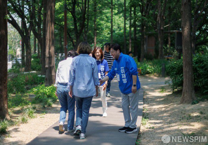 [서울=뉴스핌] 윤창빈 기자 = 홍익표 더불어민주당 서울특별시당 서초구을지역위원회 위원장이 29일 오후 서울 서초구 양재천에서 도보유세를 하며 이재명 대통령 후보의 지지를 호소하고 있다. 2025.05.29 pangbin@newspim.com