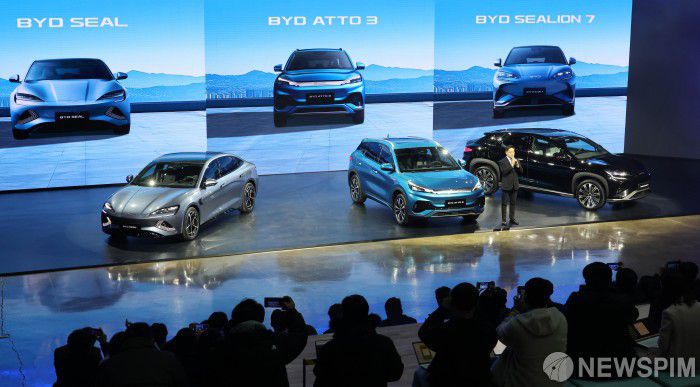 BYD(비야디) 승용 브랜드 런칭 미디어 쇼케이스에서 조인철 BYD코리아 승용부문 대표가 아토 3를 비롯한 전기차를 소개하고 있다. 왼쪽부터 BYD전기차 씰, 아토 3, 씨라이언 7. [사진=뉴스핌 DB]