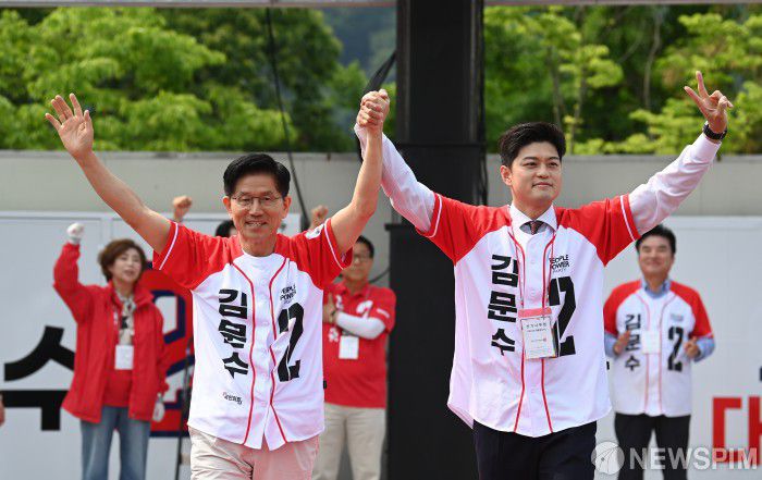 [가평=뉴스핌] 최지환 기자 = 김문수 국민의힘 대선후보와 김용태 비상대책위원장이 30일 오전 경기 가평군 청평시계탑 광장에서 열린 "쉼없이 국민 속으로" 가평군 유세에서 시민들에게 지지를 호소하고 있다. 2025.05.30 choipix16@newspim.com
