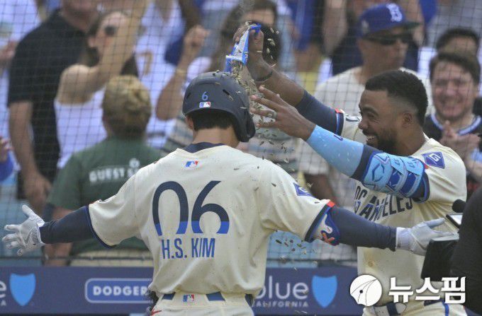 [로스앤젤리스 로이터 =뉴스핌] 박상욱 기자 = 김혜성이 1일 MLB 양키스와 홈경기 2회말 홈런을 치고 동료 에르난데스의 축하를 받고 있다. 2025.6.1 psoq1337@newspim.com