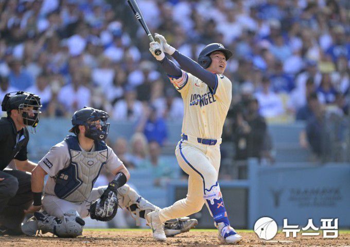 [로스앤젤리스 로이터 =뉴스핌] 박상욱 기자 = 김혜성이 1일 MLB 양키스와 홈경기 2회말 홈런을 치고 있다. 2025.6.1 psoq1337@newspim.com