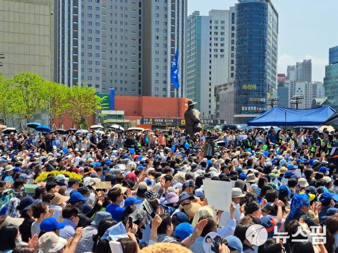 [대구=김용락 기자]민주당 이재명 후보 유세를 듣기 위해 동대구역 광장에 구름 인파가 모였다. 2025.06.01 yrk525@newspim.com