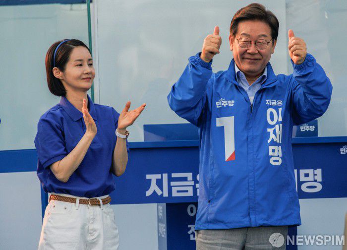 [충주=뉴스핌] 정일구 기자 = 이재명 더불어민주당 후보가 30일 오후 충북 충주시 충주체육관 시계탑광장에서 열린 유세에서 인사하고 있다. 왼쪽은 시민연설을 한 배우 김가연씨. 2025.05.30 mironj19@newspim.com