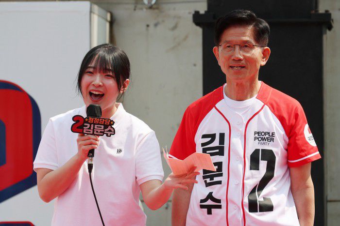 [충주=뉴스핌] 최지환 기자 = 김문수 국민의힘 대선 후보가 30일 오후 충북 충주시 젊음의 거리에서 열린 유세에서 청년들이 적은 편지 낭독을 듣고 있다. 2025.05.30 choipix16@newspim.com