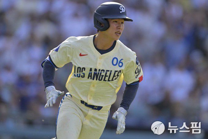 [로스앤젤리스 로이터 =뉴스핌] 박상욱 기자 = 김혜성이 1일 MLB 양키스와 홈경기에서 홈런을 치고 베이스를 돌고 있다. 2025.6.1 psoq1337@newspim.com