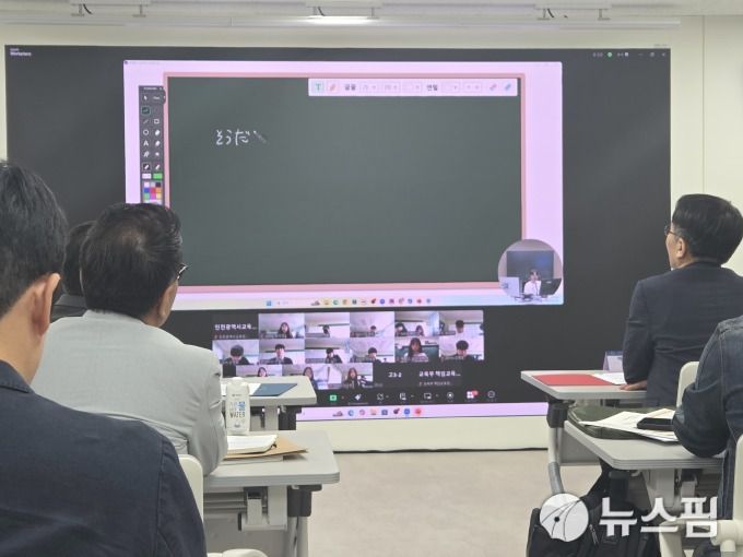 [서울=뉴스핌] 신수용 기자 =지난 28일 인천 옹진군 백령도에 있는 백령고등학교 고3 학생들이 온라인으로 읿본어 수업을 들으며, 인천 부평구에 있는 '인천 온라인 학교' 강의실에 있는 박세진 교사가 온라인 칠판에 쓰고 있는 문법을 교육부 와 인천교육청 관계자들이 보고 있다. 2025.05.28 aaa22@newspim.com