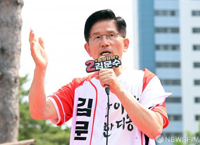 [남양주=뉴스핌] 양윤모 기자 = 김문수 국민의힘 대선후보가 1일 경기도 남양주시 다산역 2번출구 앞에서 선거유세를 하고 있다. 2025.06.01 yym58@newspim.com